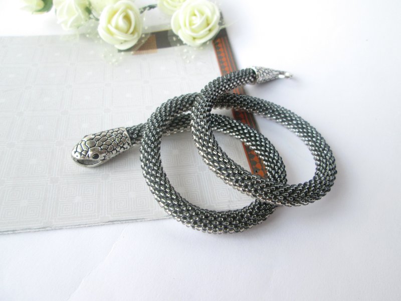 Silver snake necklace Ouroboros bracelet Animal necklace Gray beaded crochet nec - สร้อยข้อมือ - วัสดุอื่นๆ สีเงิน