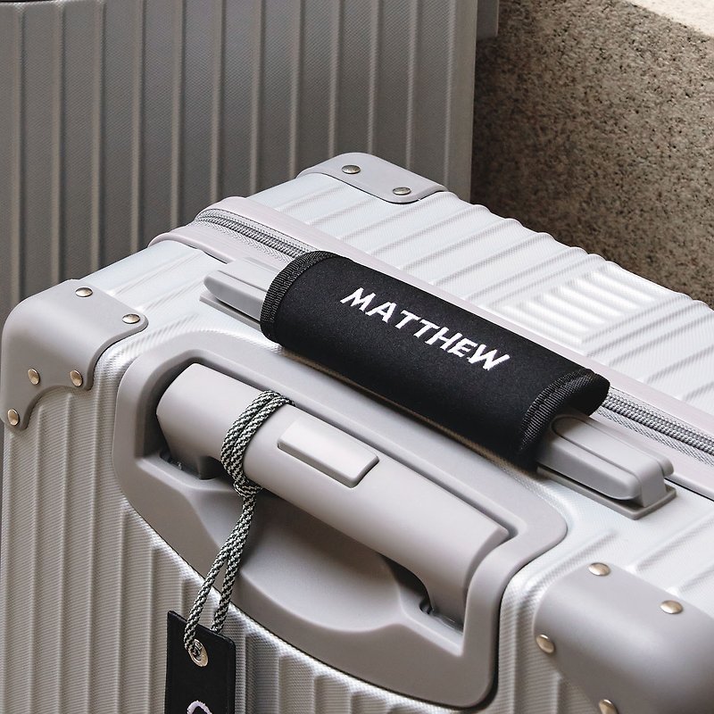 【Customized gift】Customized English embroidered luggage handle cover luggage tag luggage belt - ป้ายสัมภาระ - เส้นใยสังเคราะห์ สีดำ