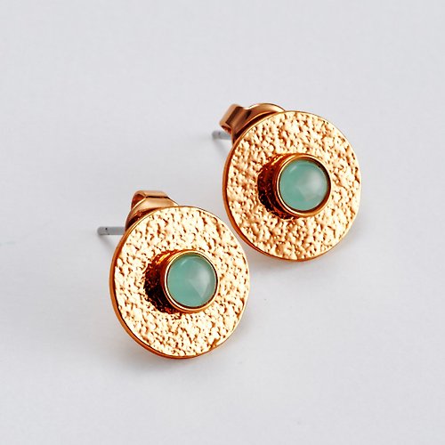 SOIRÉE BY N.Y. 蒔華芮設計師輕珠寶 綠寶石圓形壓紋耳環 (共兩色)