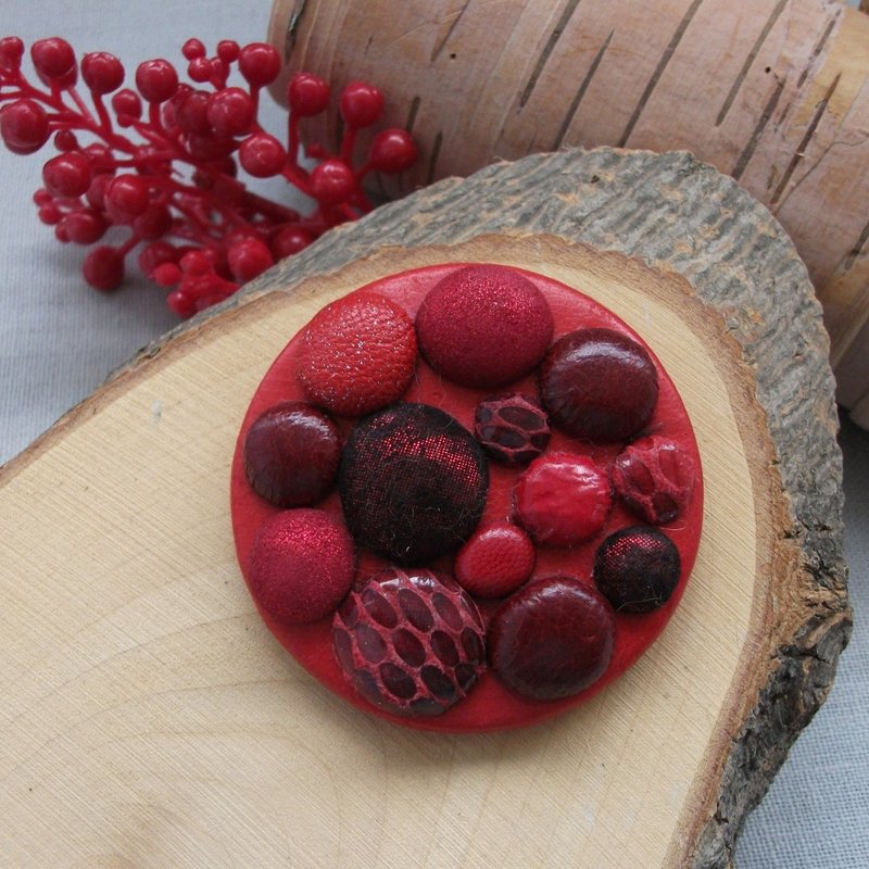 Genuine leather brooch with red stones - 胸針 - 真皮 紅色