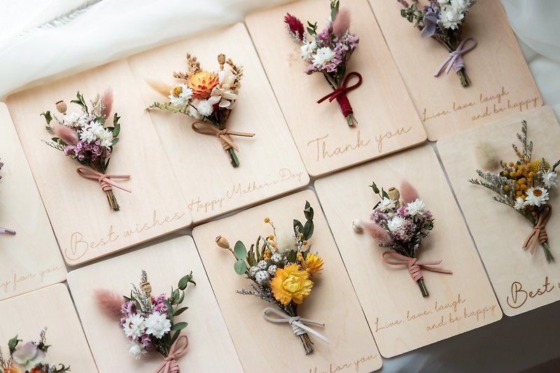 Mini dry flower bouquet wooden card - everlasting dry flower gift (with small wooden stand and gift box packaging) - ช่อดอกไม้แห้ง - พืช/ดอกไม้ หลากหลายสี