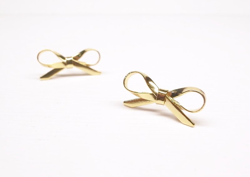 《二毛銀》【蝴蝶結黃銅鍍18K金耳環】（一對） - 耳環/耳夾 - 其他金屬 