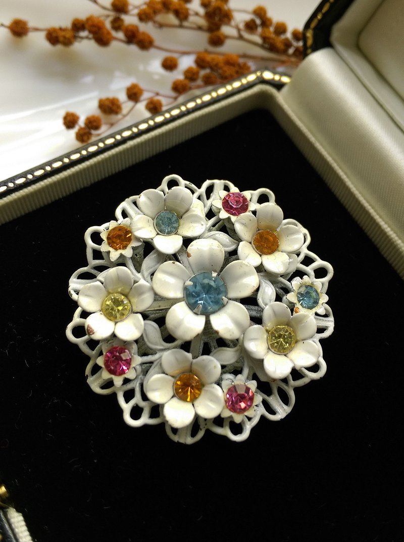 西洋古董飾品。白琺瑯彩鑽花朵花團 別針 - 徽章/別針 - 其他金屬 白色