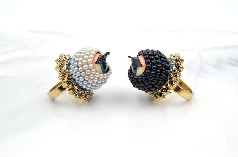 Art type movable eyeball ring decorated with plastic pearls. Pearl Eyeball Ring - General Rings - Other Metals Black