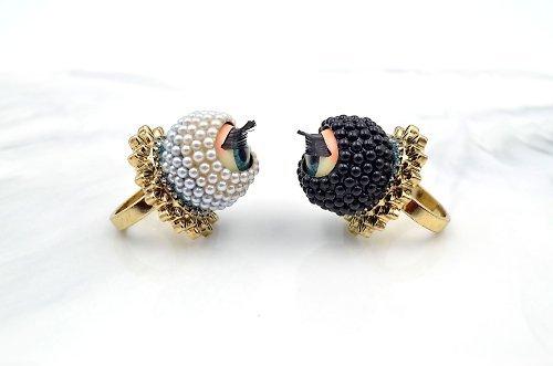 TIMBEE LO shop 藝術品款 活動眼珠戒指 綴塑膠珍珠外面裝飾 Pearl Eyeball Ring