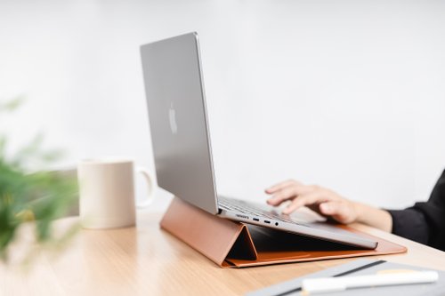 SwitchEasy 魚骨牌 【限定活動價】EasyStand MacBook 全尺寸手工皮革支架筆電包