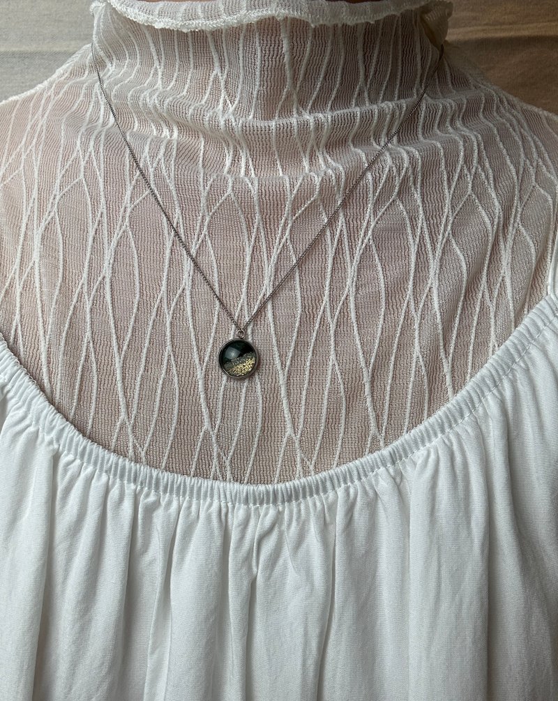 [Christmas Gift] Deep Green Forest Glimmer Circular Hand-Painted Necklace with Stainless Steel Chain - สร้อยคอ - สแตนเลส สีเขียว