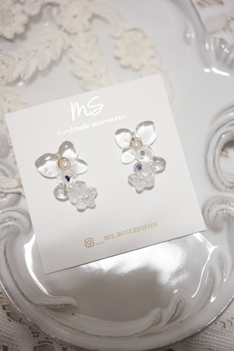 Stereoscopic flower petals earrings - clear - Earrings & Clip-ons - Resin Transparent