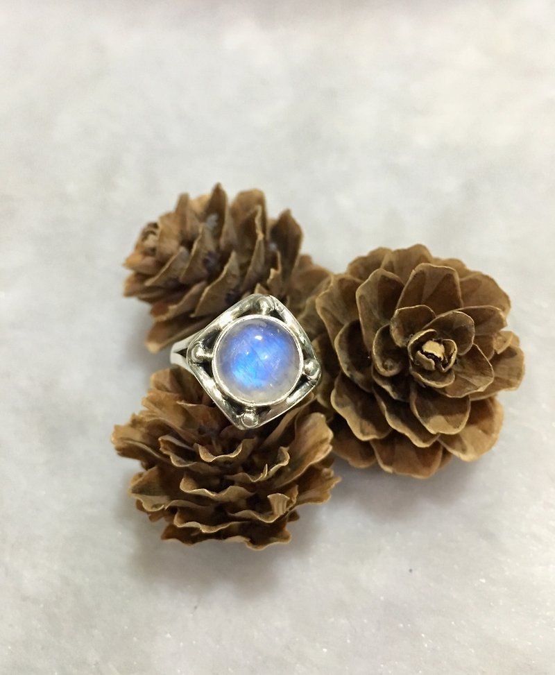 Moonstone Ring in simple design Handmade in Nepal 92.5% Silver - แหวนทั่วไป - เครื่องเพชรพลอย 