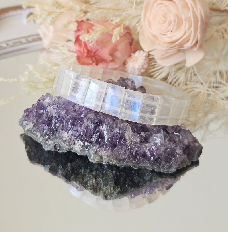 精品超藍光月光石手排寬版/如圖一條/愛情/女性能量/氣質/療癒 - 手鍊/手環 - 水晶 白色