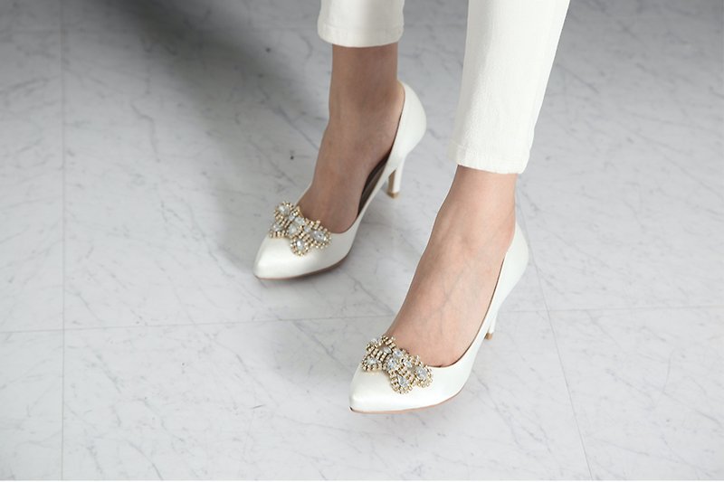 Pointed toe classic wedding shoes with butterfly crystal corsage - รองเท้าส้นสูง - ไนลอน 