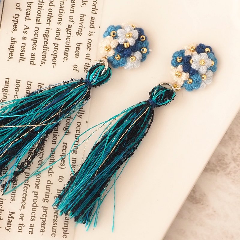 【Earrings / Ear clips】 Small crochet flower bouquet and mixed yarn tassel - Earrings & Clip-ons - Thread Blue