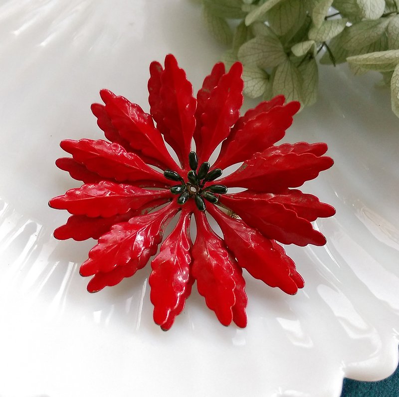 立体的なエナメルフラワーピン-大きな赤い花の葉。西洋のアンティークジュエリー - ブローチ - 金属 ゴールド