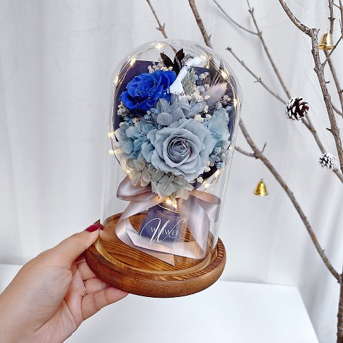 WEIWEI FLOWER 威威花藝設計 畢業禮物/客製化禮物 LED玫瑰花束永生花鐘罩 -絲絨寶藍+莫蘭迪