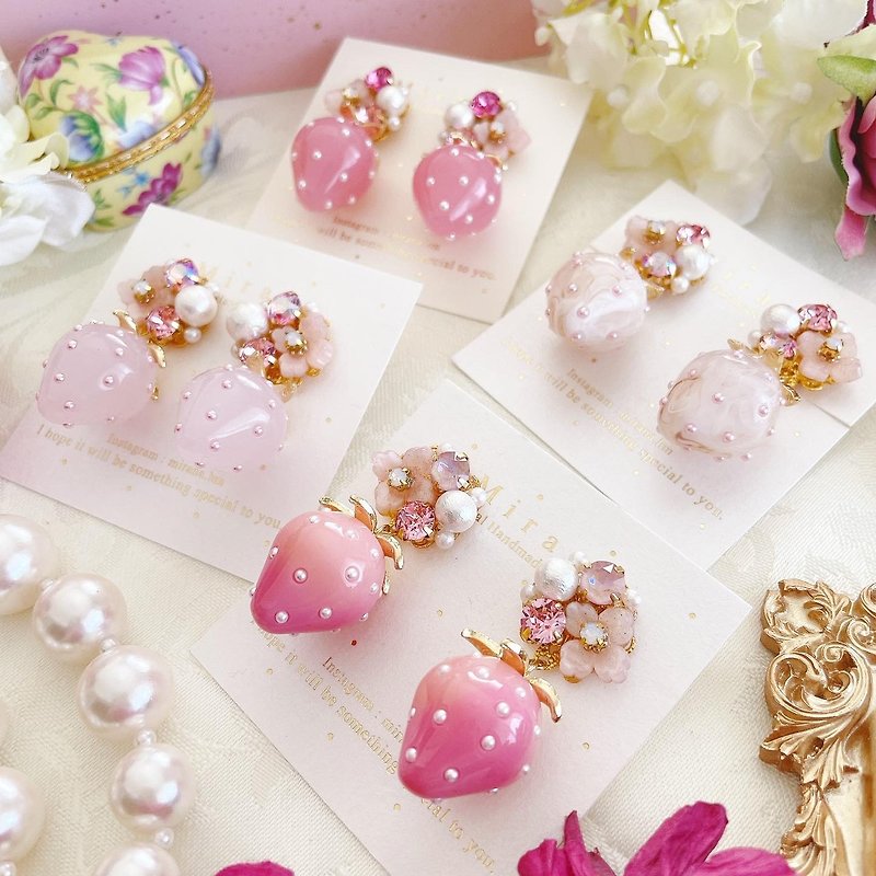 Adult cute crystal strawberry earrings【Made in japan】【Handmade earring】