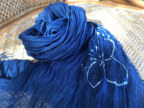 紙農書院-微型手創聚落 手繪油桐花系列-藍染圍巾－美麗與自然兼顧