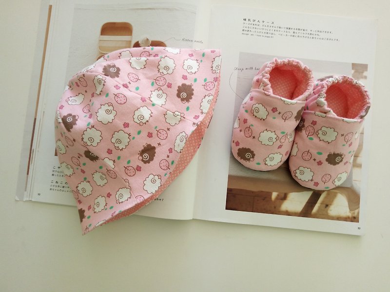 粉粉羊咩咩彌月禮物 生日禮物  嬰兒鞋+嬰兒漁夫帽 11/12 - 彌月禮盒 - 棉．麻 粉紅色