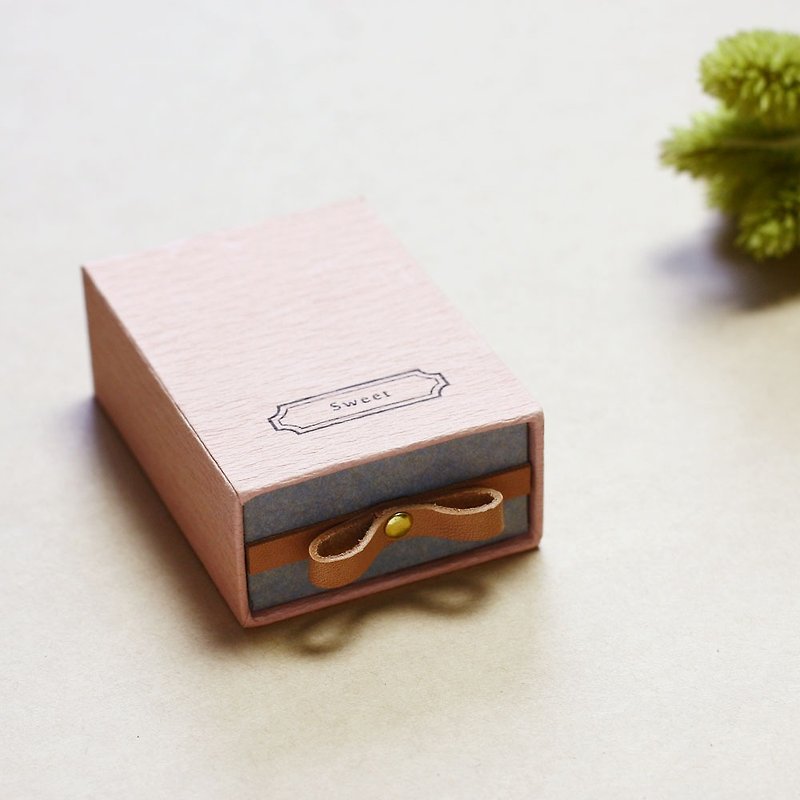Sweet // Sakura pink) Sliding Box Leather ribbon A small box that conveys your feelings - Gift Wrapping & Boxes - Paper Pink