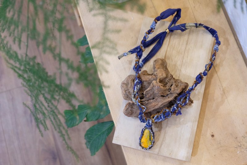 Agate with fabric woven necklace - สร้อยติดคอ - คริสตัล สีน้ำเงิน