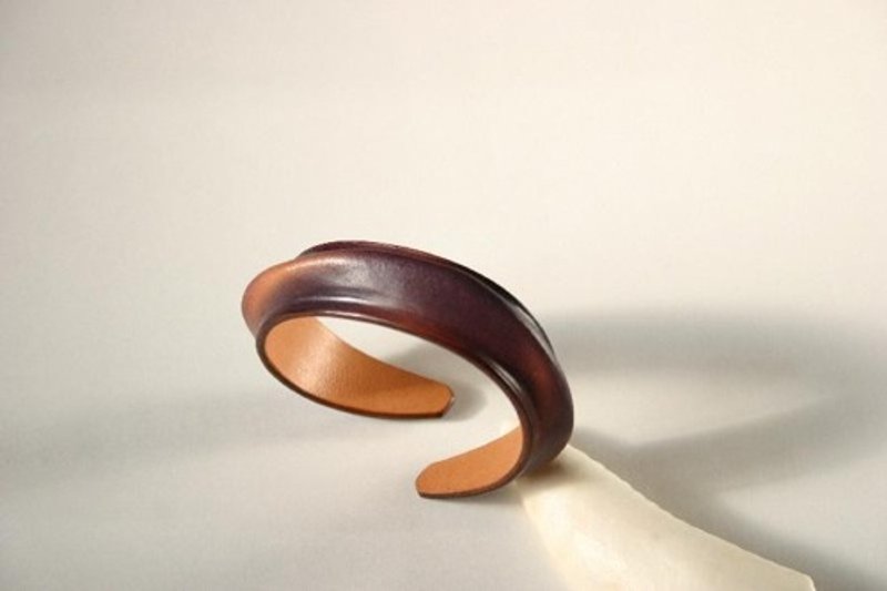 Hand-dyed Leather Bangle Purple - สร้อยข้อมือ - หนังแท้ สีม่วง