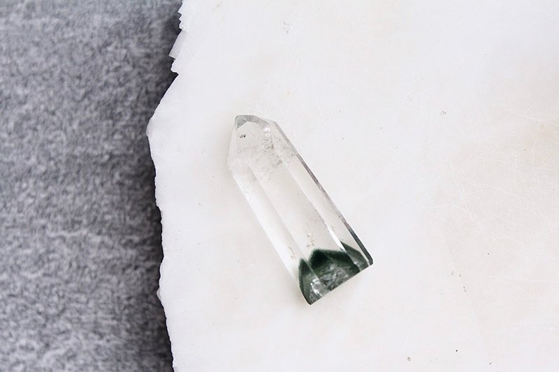 石栽 SHIZAI-金字塔綠幽靈水晶柱-無底座 - 擺飾/家飾品 - 水晶 綠色