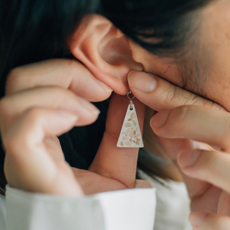 Ruk handmade triangular shell earrings series can be changed clip - Earrings & Clip-ons - Cement White