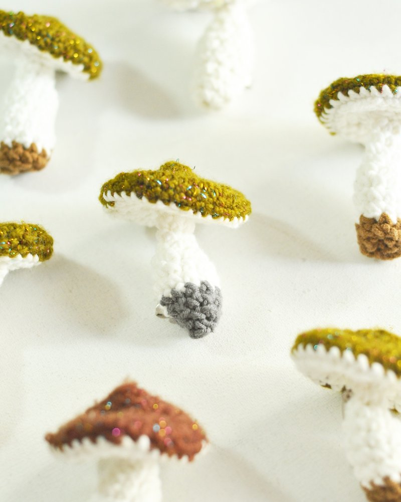 Shiitake mushrooms a small hand-crocheted brooch pin brown funny cat toys - เข็มกลัด - ขนแกะ สีนำ้ตาล