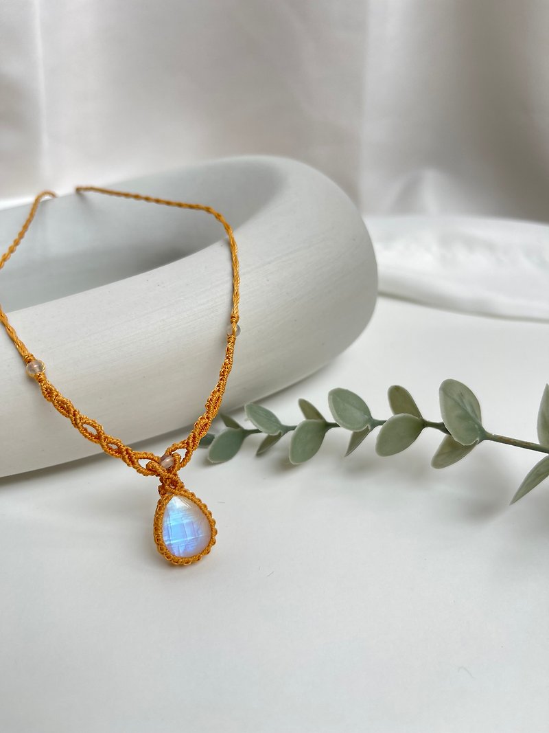 Moonstone braided necklace - สร้อยคอ - คริสตัล 