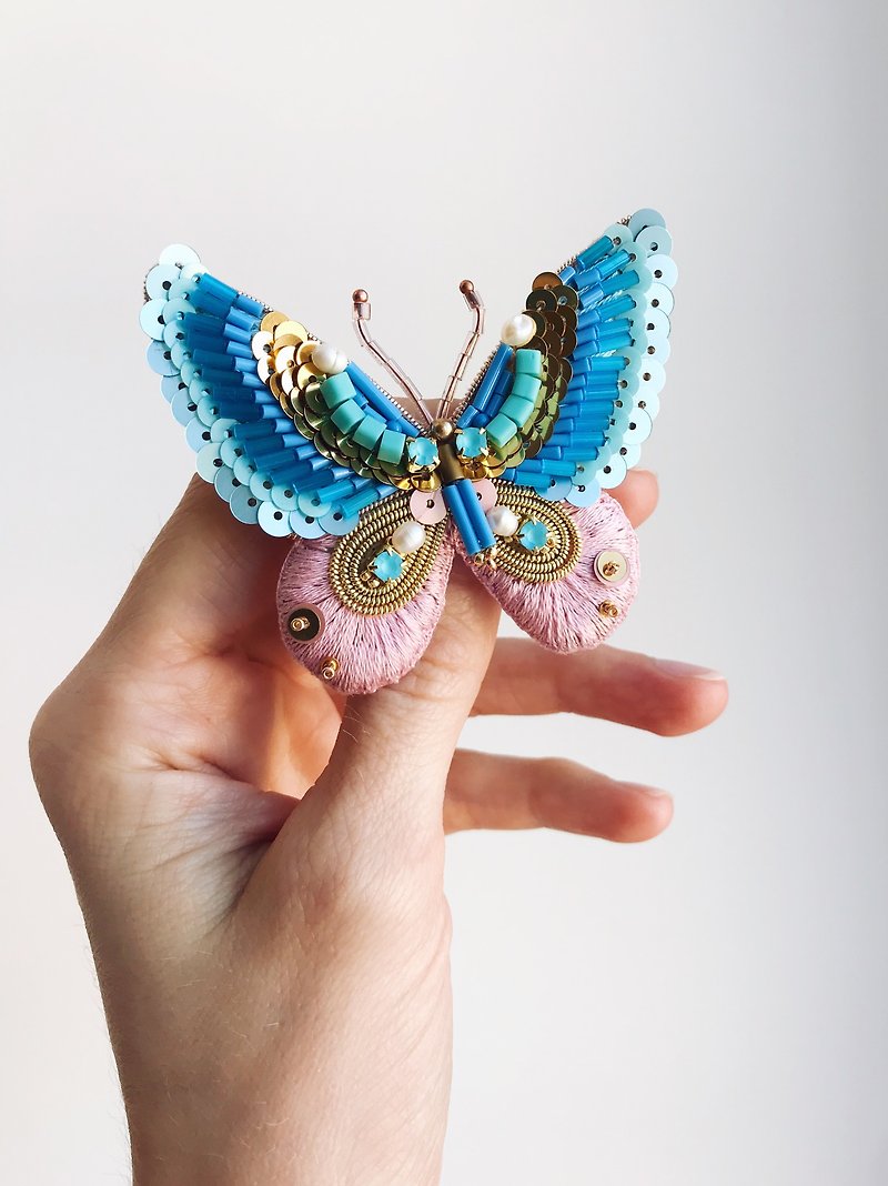Butterfly Brooch Handmade Beaded Embroidered, gift for girlfriend - เข็มกลัด - แก้ว สึชมพู