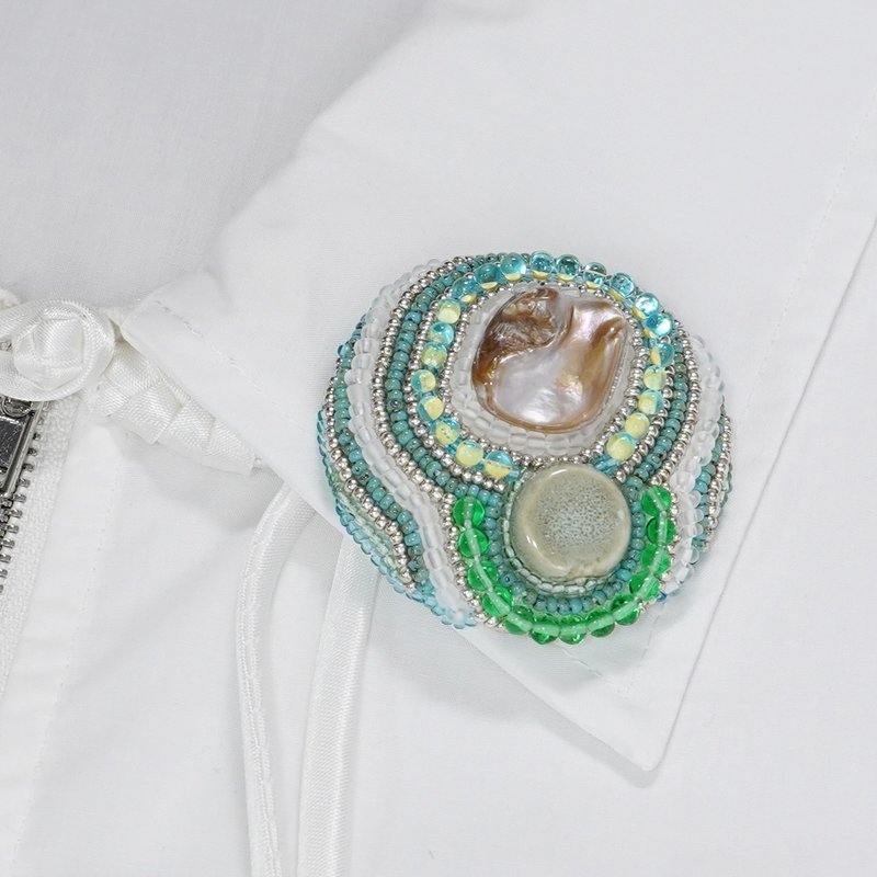 喋喋不休的胸針 大尺寸 9 珠飾刺繡胸針 綠色 貝殼 彩色 獨特 單品 聖誕節 - 胸針 - 玻璃 綠色