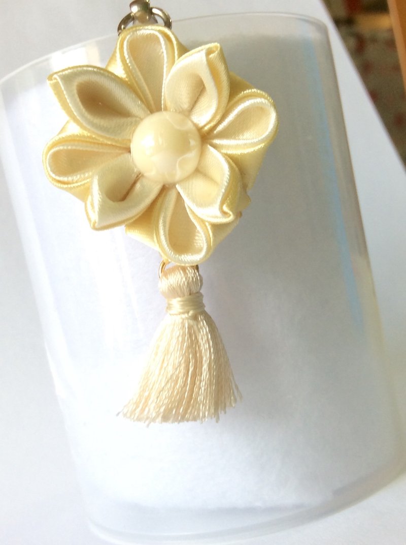 Kanzashi gold ivory ribbon flower charm（つまみ細工）