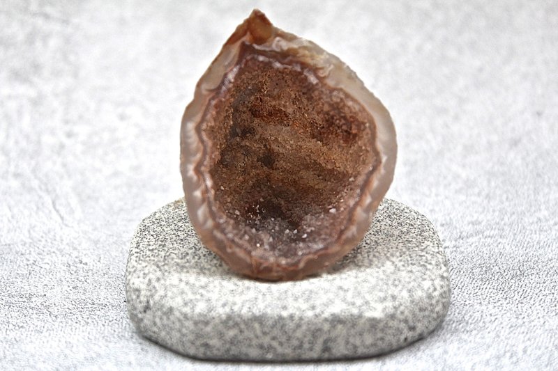 石栽 SHIZAI 瑪瑙水晶洞原礦-含底座 - 擺飾/家飾品 - 石頭 紫色