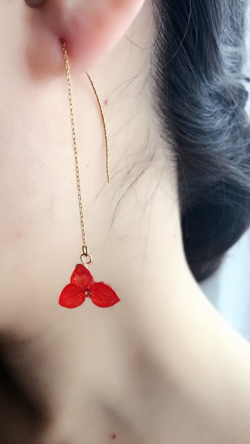 あじさいのアメリカンピアス*レッド* - 耳環/耳夾/耳骨夾 - 植物．花 紅色