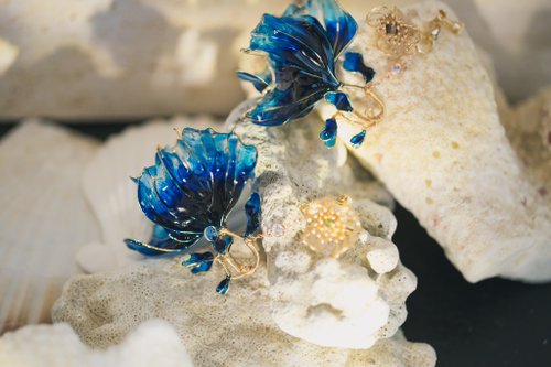 rosequeen 海洋樂園】水晶魚-鯨魚藍 水晶花金魚樹脂耳環