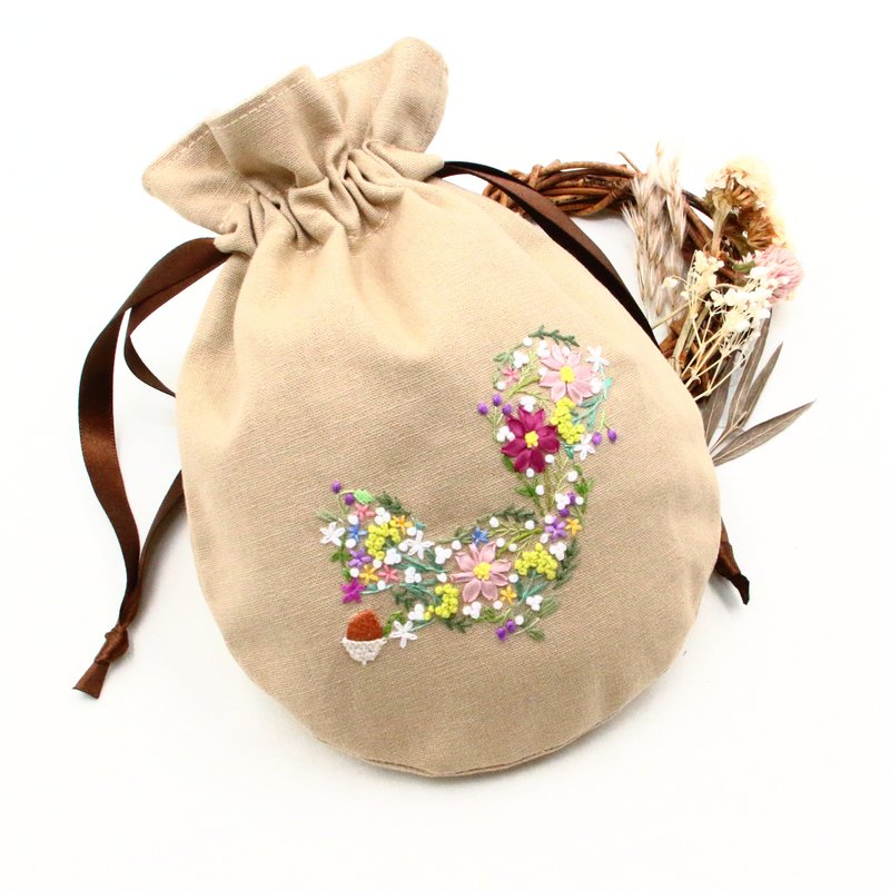 Flower lover Fall Flower Lover Embroidered Drawstring Pouch Hazel Beige - กระเป๋าเครื่องสำอาง - ผ้าฝ้าย/ผ้าลินิน 