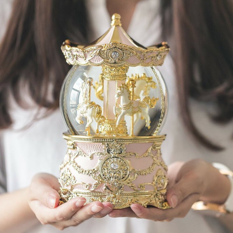 ロマンティックなローズゴールドのメリーゴーランド（ライトアップ）クリスタルボールオルゴール：孫燕姿「遇見」／クリスマス・バレンタイン・出産祝いに - 置物 - ガラス 
