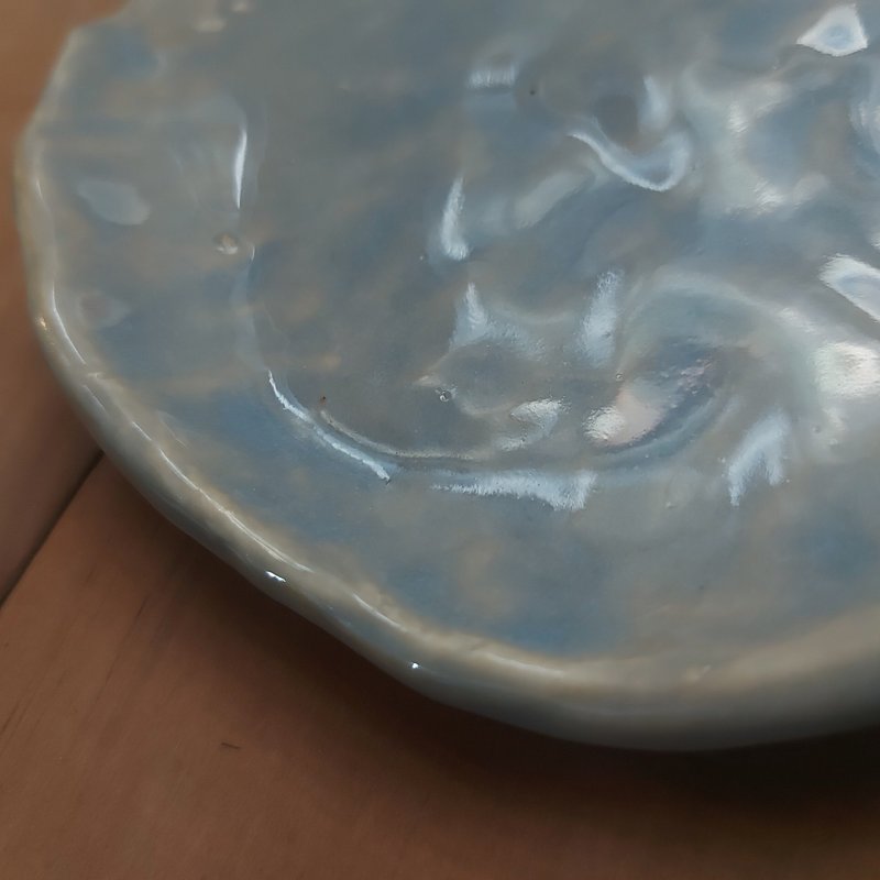 Hand pinch shallow dish gray blue magic mirror - จานและถาด - ดินเผา สีน้ำเงิน