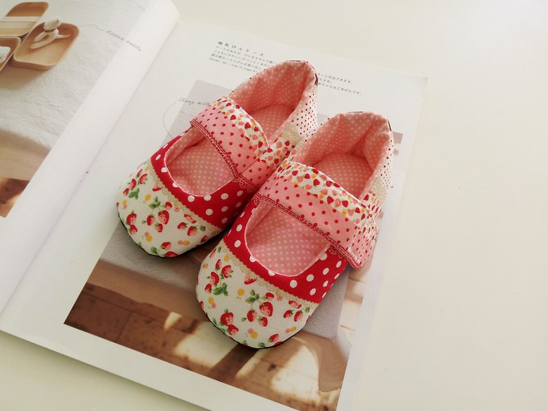 Small strawberry birthday baby shoes 13/14 - รองเท้าเด็ก - กระดาษ สีแดง