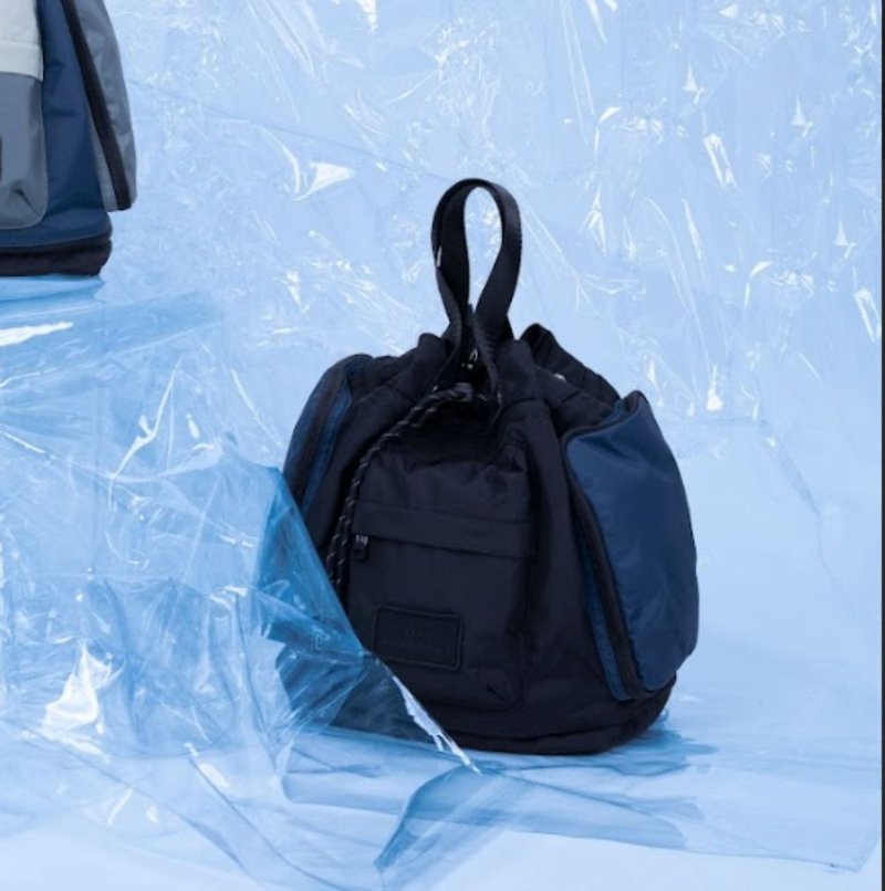 [DOUGHNUT] Water-repellent 3-way detachable bucket bag with diagonal/side/back drawstring-black x blue GW - กระเป๋าเป้สะพายหลัง - ไนลอน สีดำ