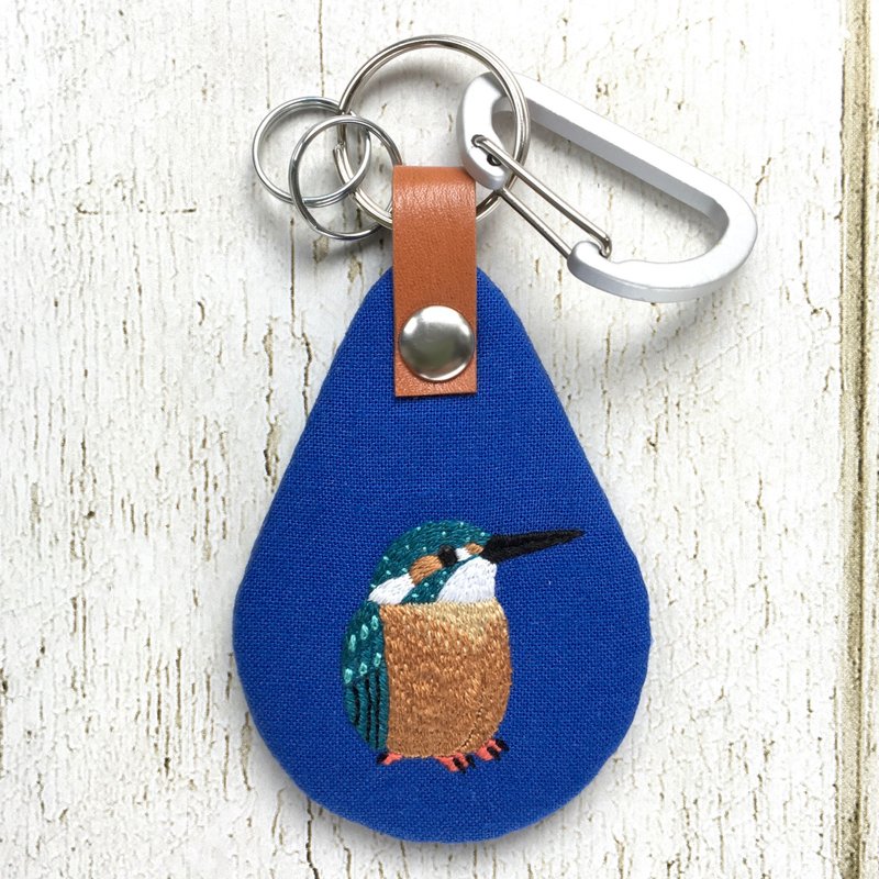 カワセミの手刺繍キーホルダー2:ネイビー - 鑰匙圈/鑰匙包 - 繡線 藍色