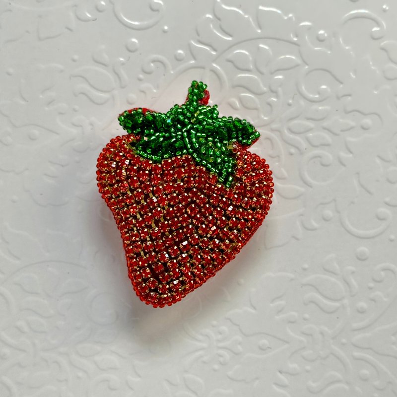 人手釘珠閃石士多啤梨扣針 Beaded Rhinestone Strawberry Pin - 胸針 - 其他材質 多色