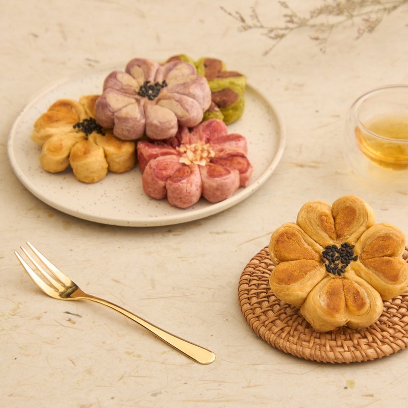 Gift Set- Flower Cake + Rice Cake - เค้กและของหวาน - อาหารสด สีทอง