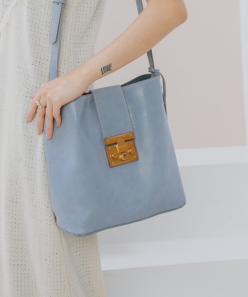 Brushed leather simple retro bucket bag - quiet blue - กระเป๋าแมสเซนเจอร์ - หนังแท้ สีน้ำเงิน
