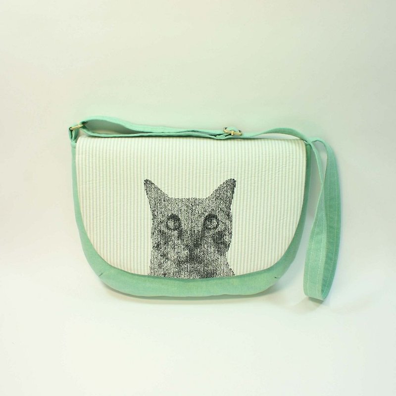 There embroidery lid stiff oblique backpack 02 cats - Messenger Bags & Sling Bags - Cotton & Hemp Green
