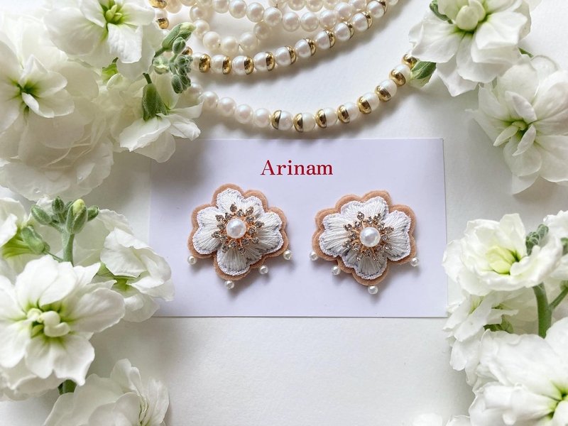 Embroidery accesories - Frill - white × beige - ต่างหู - งานปัก ขาว