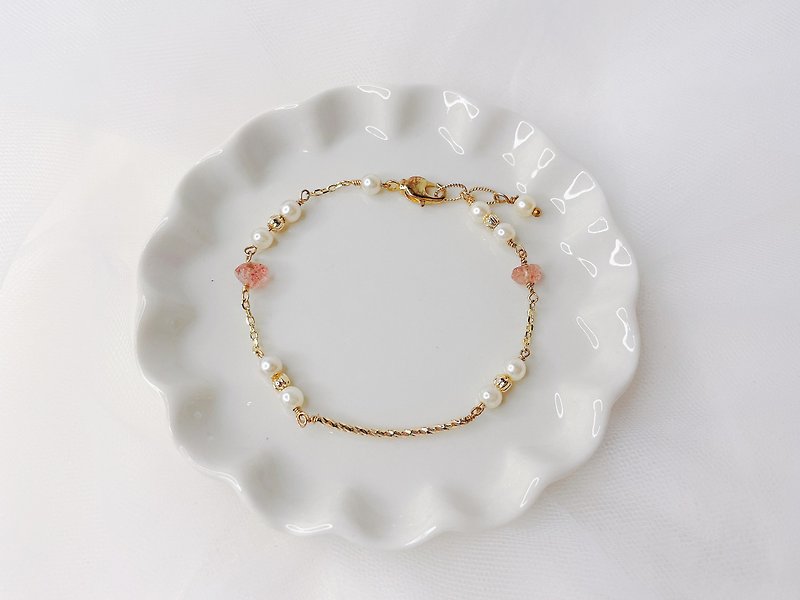 Girl Wearing a Pearl Bracelet || Strawberry Crystal Freshwater Pearl Low Luxury Versatile Thin Chain - สร้อยข้อมือ - คริสตัล สึชมพู