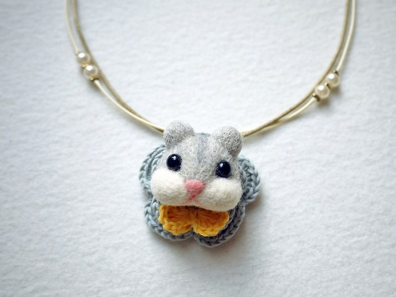 Petwoolfelt - Needle-felted grey hamster 2-ways accessories (necklace + brooch) - Necklaces - Wool Gray