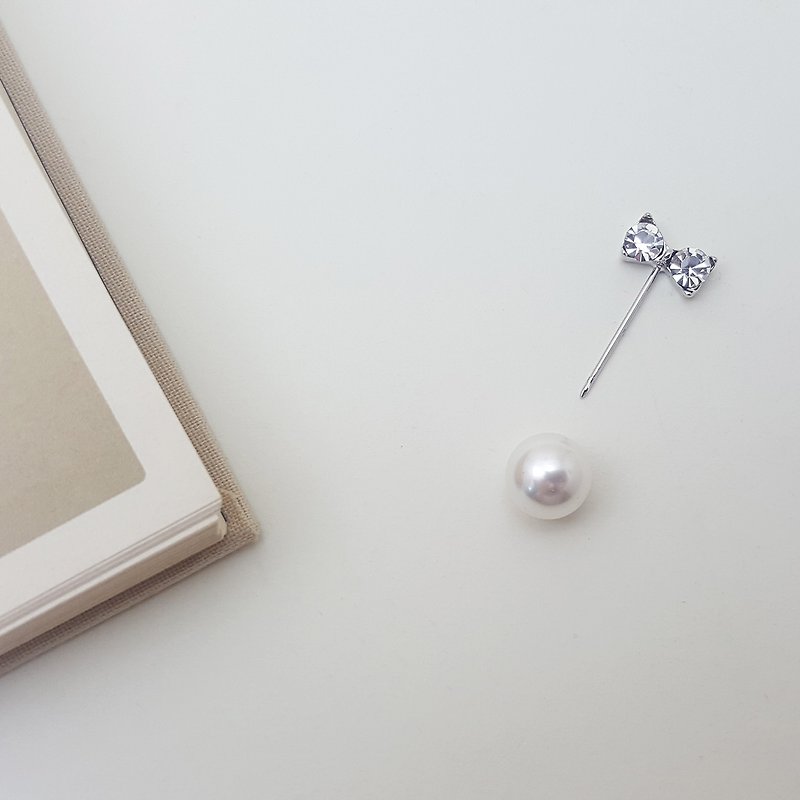lovely silver ribbon pearl Short Lapel Pin silver Metal,Sweater clips - 胸針/心口針 - 其他材質 銀色