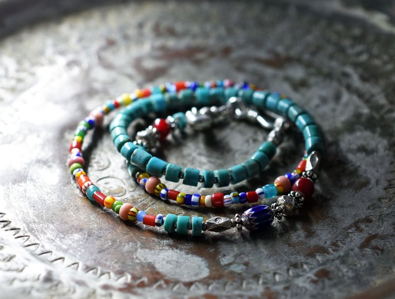 シェブロンビーズとクリスマスビーズ、筒型ターコイズ、ホワイトハーツ、カレンシルバーのカラフルネックレス - 項鍊 - 玻璃 多色