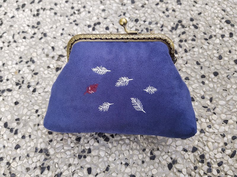 Double-sided embroidered feather suede kiss lock bag - กระเป๋าใส่เหรียญ - งานปัก สีน้ำเงิน